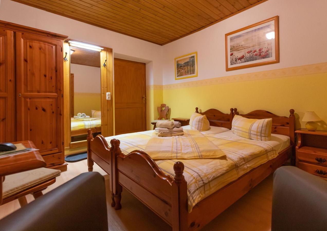 Pension Und Gaststaette Zur Knappenschaenke Thermalbad Wiesenbad Esterno foto