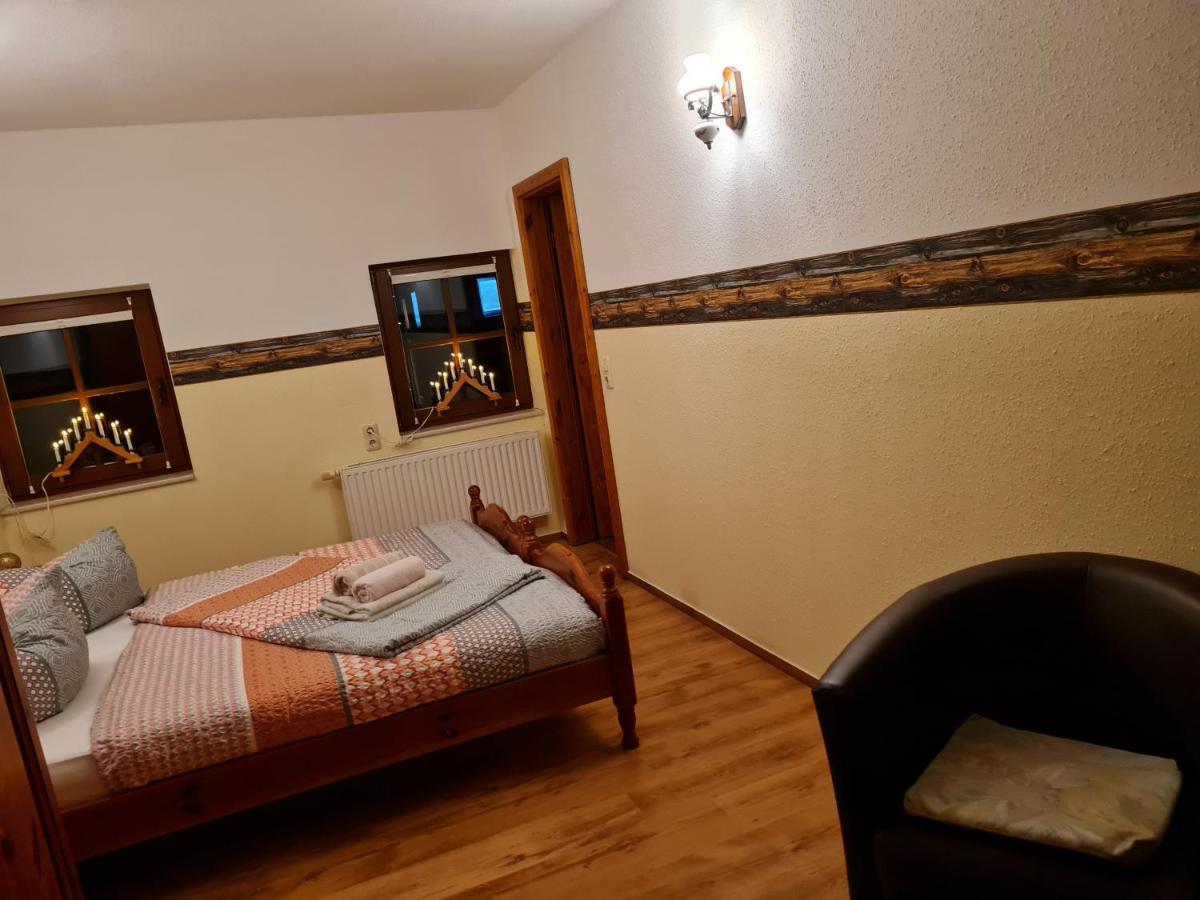 Pension Und Gaststaette Zur Knappenschaenke Thermalbad Wiesenbad Esterno foto
