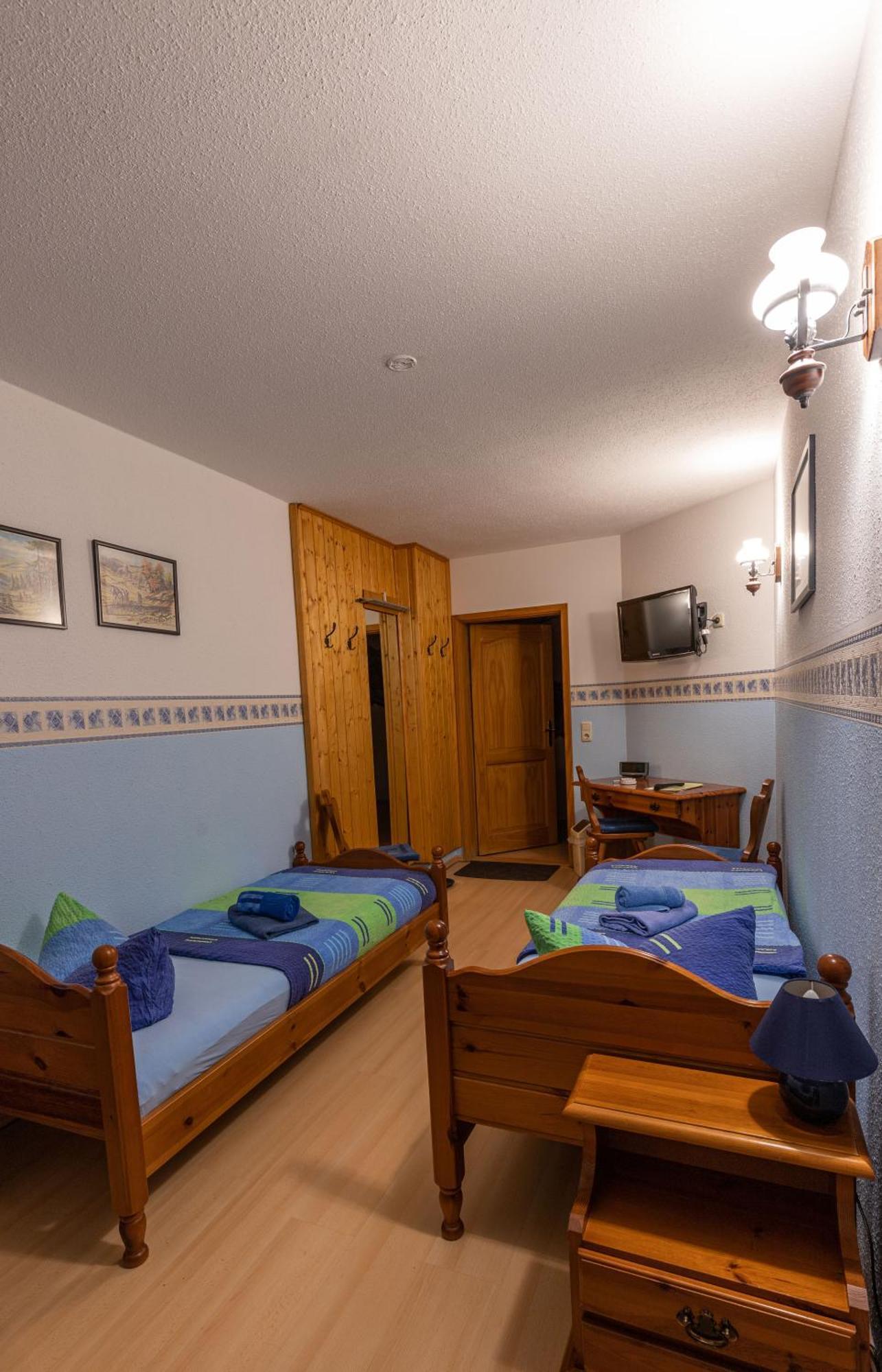 Pension Und Gaststaette Zur Knappenschaenke Thermalbad Wiesenbad Esterno foto