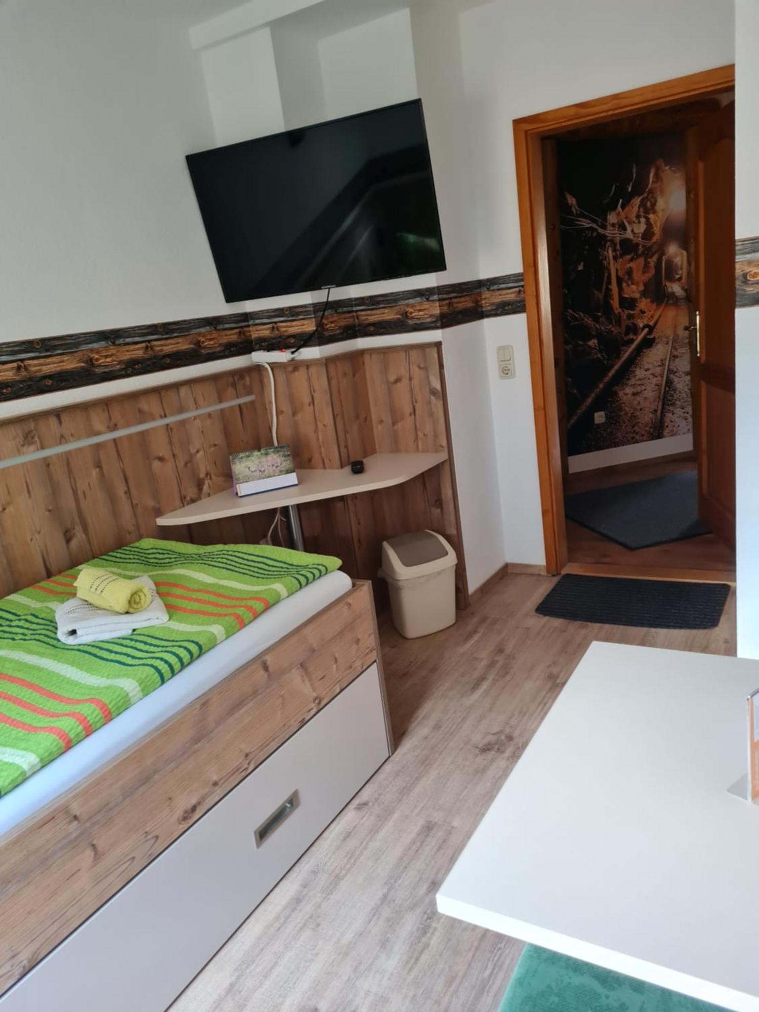 Pension Und Gaststaette Zur Knappenschaenke Thermalbad Wiesenbad Esterno foto