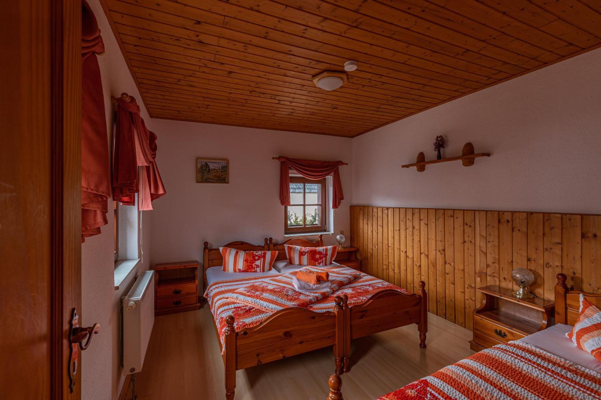 Pension Und Gaststaette Zur Knappenschaenke Thermalbad Wiesenbad Esterno foto